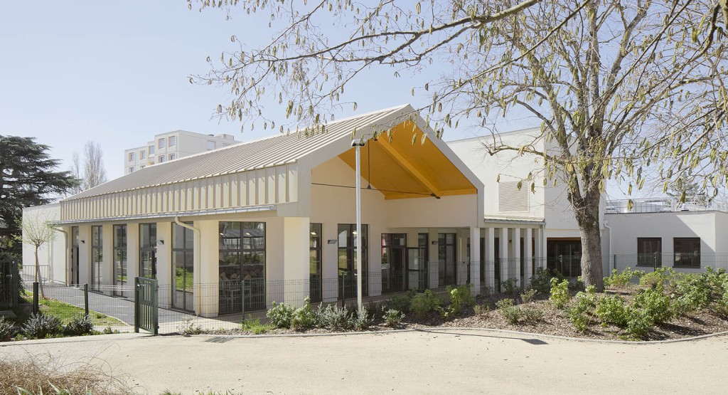 Vue extérieure du réfectoire du groupe scolaire Simone SIGNORET à Saint-Priest