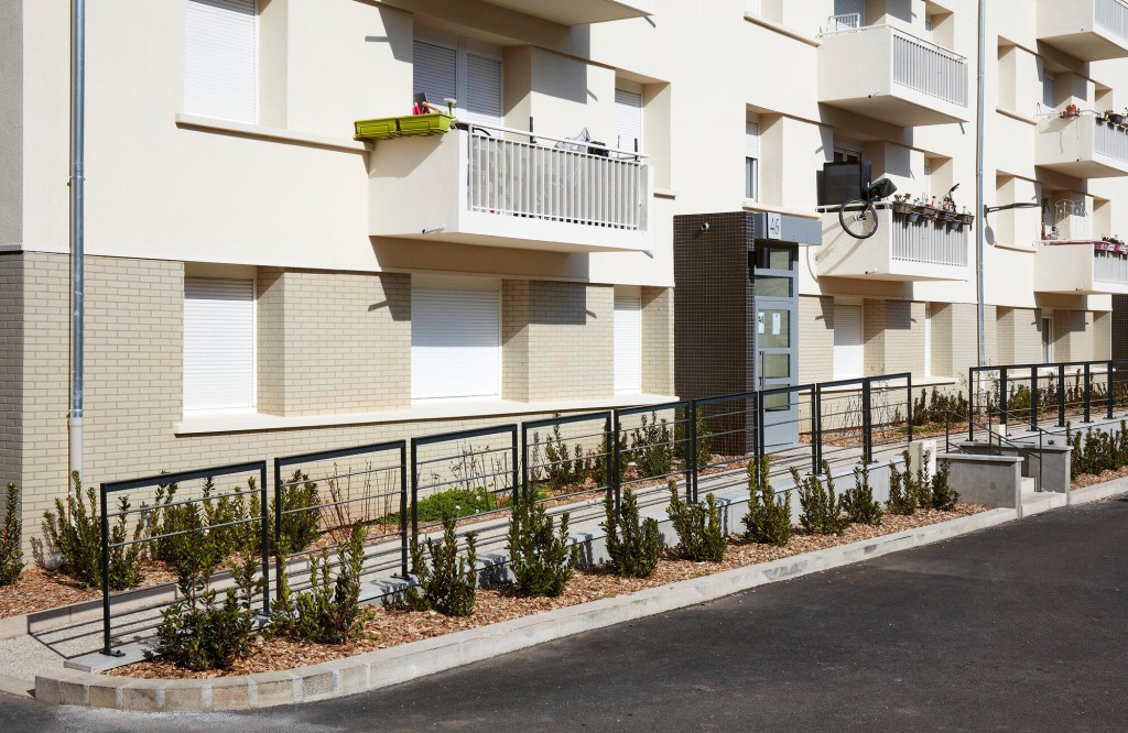 Chemin extérieur de la résidence les Marronniers à Villeurbanne
