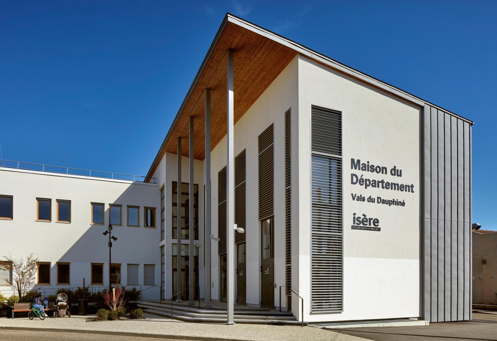 Accueil extérieur de la Maison de l'Isère de La tour du Pin