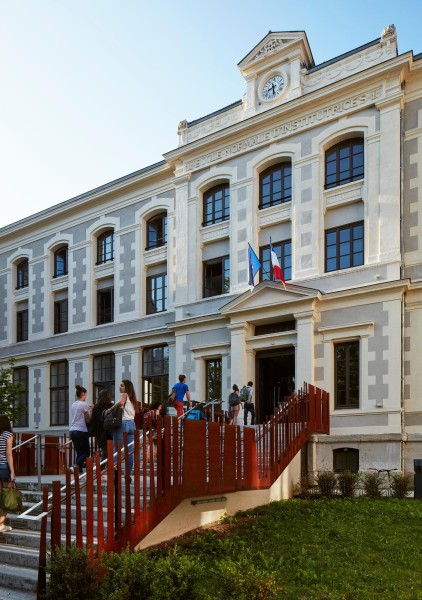 Entrée principale du collège de la Tourette à Lyon, dans le 4ème arrondissement