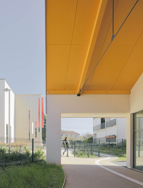 Chemin abrité dans la cour du Réfectoire du groupe scolaire Simone SIGNORET à Saint-Priest