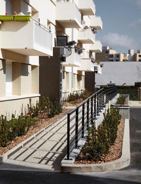 Accès piéton extérieur de la résidence les Marronniers à Villeurbanne