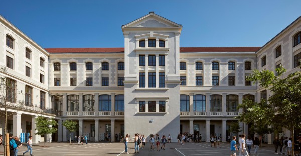 Prise de la façade du collège de la Tourette à Lyon, dans le 4ème arrondissement