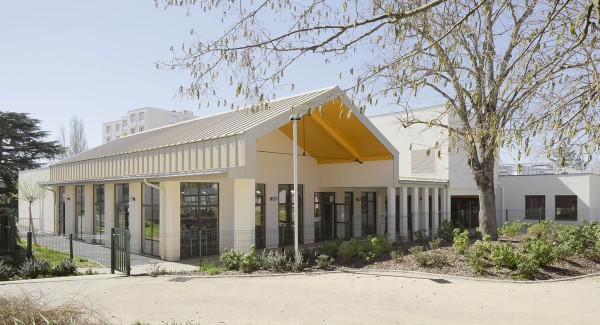 Vue extérieure du réfectoire du groupe scolaire Simone SIGNORET à Saint-Priest