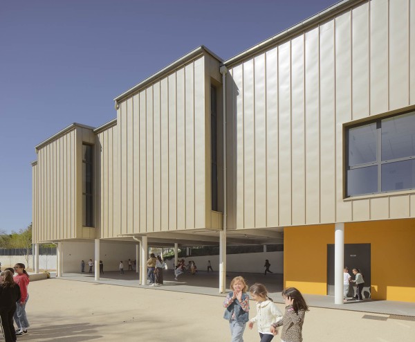 Cours de récréation et préau du Réfectoire du groupe scolaire Simone SIGNORET à Saint-Priest