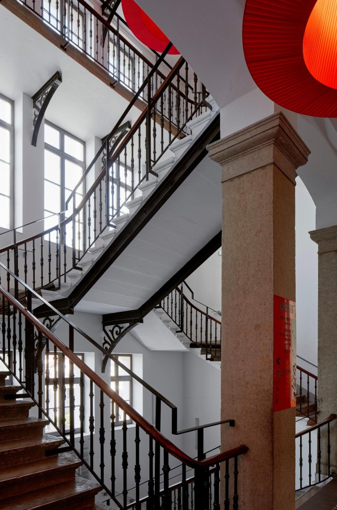 Escaliers du collège de la Tourette à Lyon, dans le 4ème arrondissement