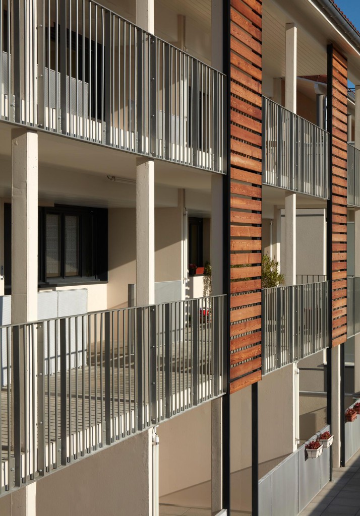 Balcon avec design en bois de la résidence senior d'Annonay