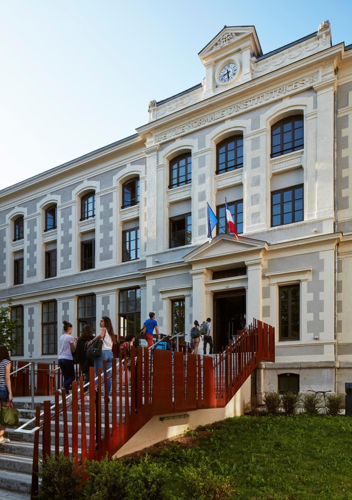 Entrée principale du collège de la Tourette à Lyon, dans le 4ème arrondissement