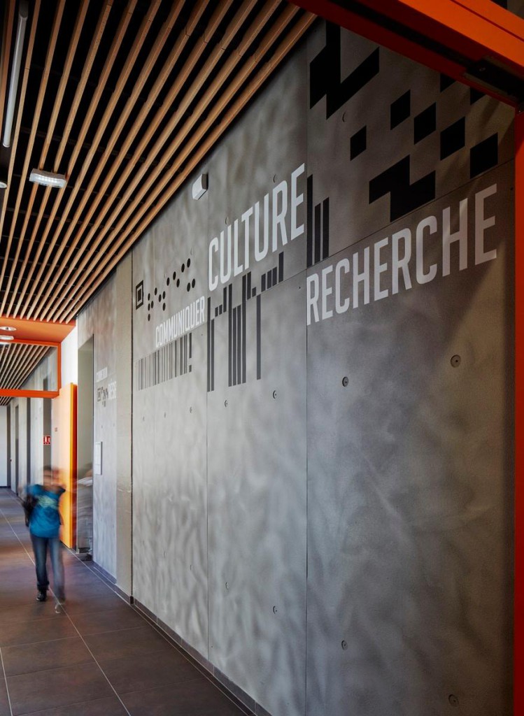 Couloir du collège de la Tourette à Lyon, dans le 4ème arrondissement