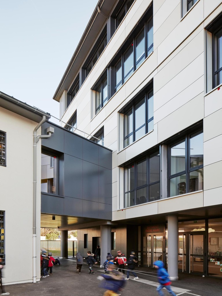 Cour de récréation école Charles de Foucauld à Lyon, dans le Rhône