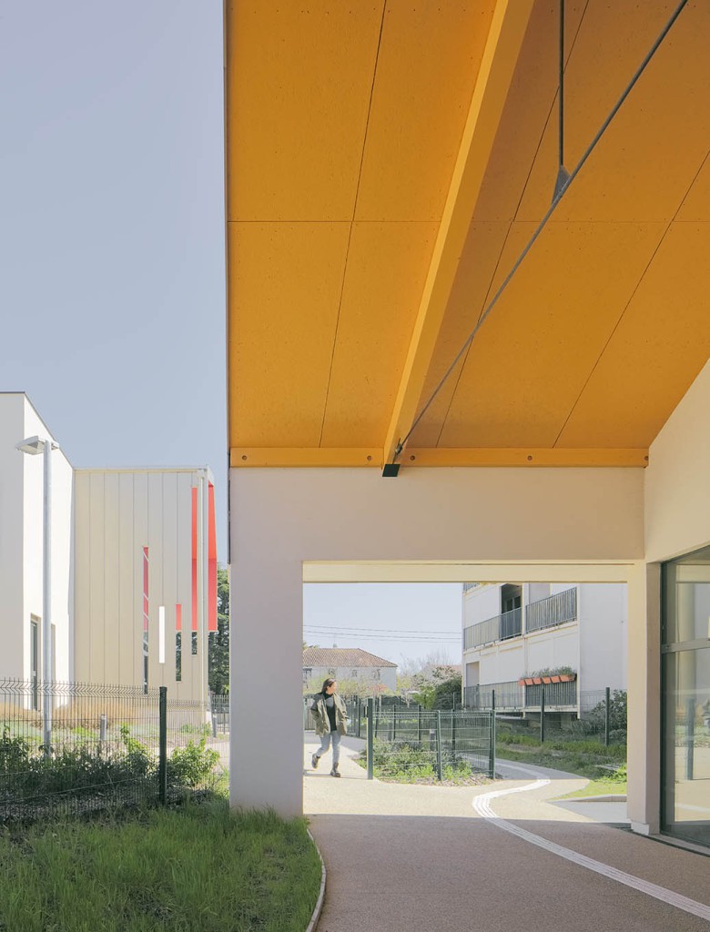 Chemin abrité dans la cour du Réfectoire du groupe scolaire Simone SIGNORET à Saint-Priest