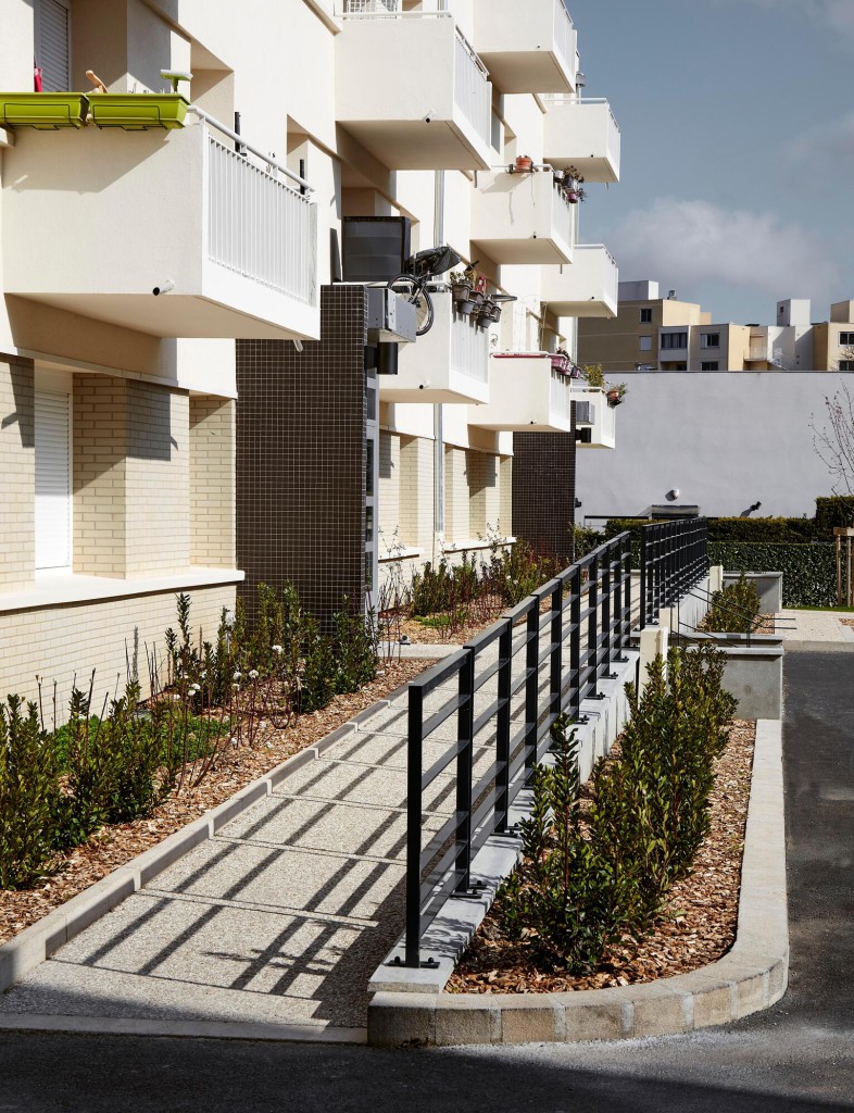 Accès piéton extérieur de la résidence les Marronniers à Villeurbanne
